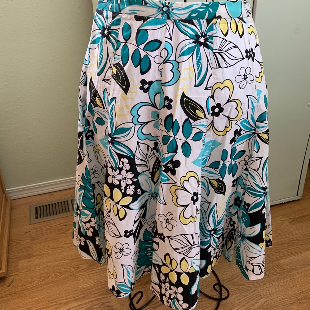 GNW linen skirt with flowers, midi